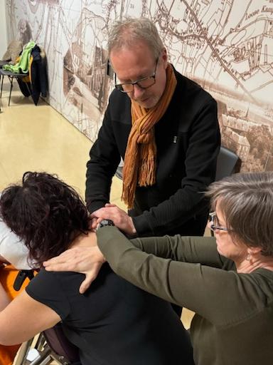 Trainer Willfred instrueert de cursisten